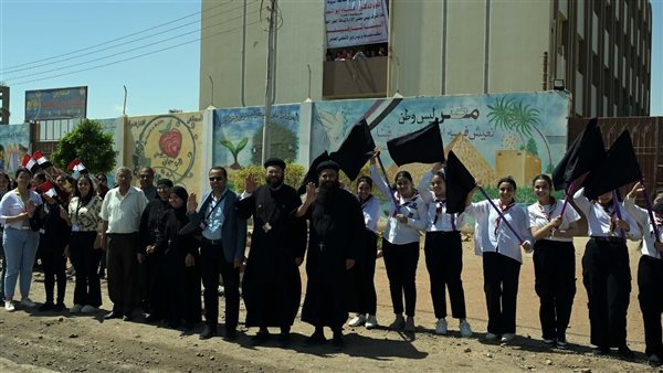 خلال توجهه لتفقد مستشفى منفلوط المركزي.. رئيس الوزراء يلقي التحية على معلمي وطلاب مدرسة سانت ماري خلال توجهه لتفقد مستشفى منفلوط المركزي.. رئيس الوزراء يلقي التحية على معلمي وطلاب مدرسة سانت ماري