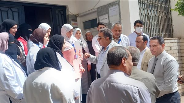 محافظ الدقهلية خلال جولة مفاجئة بمركز طب الأسرة ببهوت: دعم طبي متكامل واستجابة لطلب الأهالي برصف الطريق محافظ الدقهلية خلال جولة مفاجئة بمركز طب الأسرة ببهوت: دعم طبي متكامل واستجابة لطلب الأهالي برصف الطريق