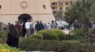 لحظة وصول جثمان والدة زوجة رامي صبري لمسجد الشرطة.. صورة