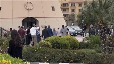 لحظة وصول جثمان والدة زوجة رامي صبري لمسجد الشرطة.. صورة لحظة وصول جثمان والدة زوجة رامي صبري لمسجد الشرطة.. صورة