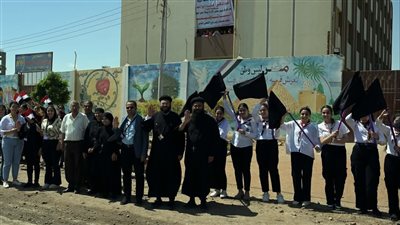 رئيس الوزراء يتوقف بالركاب أثناء توجهه لتفقد مستشفى منفلوط المركزي لإلقاء التحية على معلمي وطلاب مدرسة «سانت ماري» بمنفلوط رئيس الوزراء يتوقف بالركاب أثناء توجهه لتفقد مستشفى منفلوط المركزي لإلقاء التحية على معلمي وطلاب مدرسة «سانت ماري» بمنفلوط