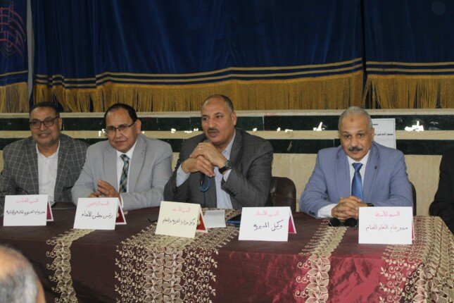 وكيل تعليم المنيا يناقش مقترح شهادة البكالوريا المصرية وتعميم نظام البوكليت في الشهادة الإعدادية وكيل تعليم المنيا يناقش مقترح شهادة البكالوريا المصرية وتعميم نظام البوكليت في الشهادة الإعدادية