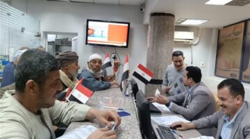 احتفالا بالعيد القومي.. مياه سوهاج تستقبل عملاءها بالأعلام والورد
