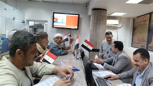 احتفالا بالعيد القومي.. مياه سوهاج تستقبل عملاءها بالأعلام والورد احتفالا بالعيد القومي.. مياه سوهاج تستقبل عملاءها بالأعلام والورد