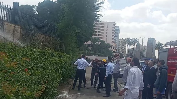 السيطرة على حريق أشجار سور فندق شهير على كورنيش التحرير | صور السيطرة على حريق أشجار سور فندق شهير على كورنيش التحرير | صور