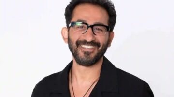 استك منه فيه.. أحمد حلمي يمازح مترجمة أثناء تكريمه بمهرجان هوليوود