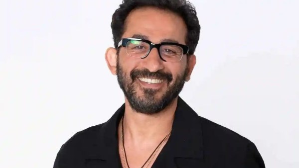 استك منه فيه.. أحمد حلمي يمازح مترجمة أثناء تكريمه بمهرجان هوليوود استك منه فيه.. أحمد حلمي يمازح مترجمة أثناء تكريمه بمهرجان هوليوود