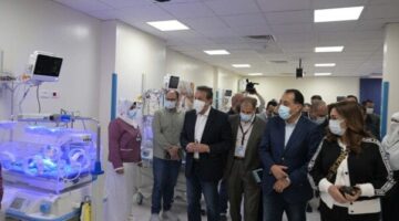 «مدبولي» في جولة بحضانات مستشفى منفلوط.. ووزير الصحة: «معدلات الإنجاب مرتفعة بأسيوط»