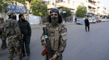 “قُمنا بتحرير البلاد”.. “الله هو الذي حرّرنا”.. خلاف بالشارع بين عناصر الأمن الجديد ومواطنين سوريين!