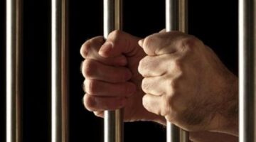 المشدد 10 سنوات لعاطل دهس شخصًا أثناء قيادة سيارته عكس الاتجاه في العبور