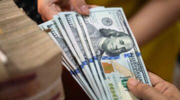 ارتفاع الدولار في مصر إلى مستويات قياسية: هل هو بداية لتفاقم الأزمة؟
