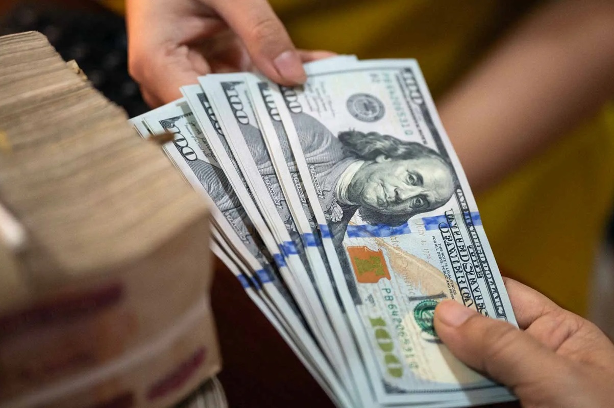ارتفاع الدولار في مصر إلى مستويات قياسية: هل هو بداية لتفاقم الأزمة؟ ارتفاع الدولار في مصر إلى مستويات قياسية: هل هو بداية لتفاقم الأزمة؟