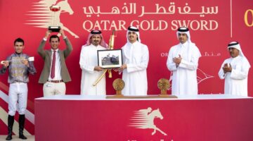 الشيخ ثاني بن حمد&nbsp;يتوج الفائزين في سباق الخيل على جوائز وسيف قطر الذهبي