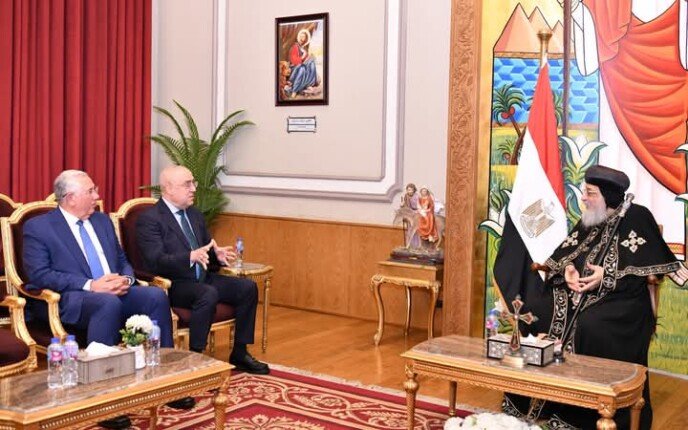 رئيس حزب الجبهة الوطنية والأمين العام يزوران البابا تواضروس الثاني رئيس حزب الجبهة الوطنية والأمين العام يزوران البابا تواضروس الثاني