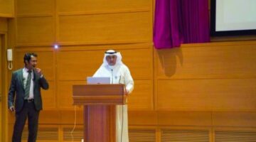 الفجام متحدثاً وإلى جانبه الحنيان