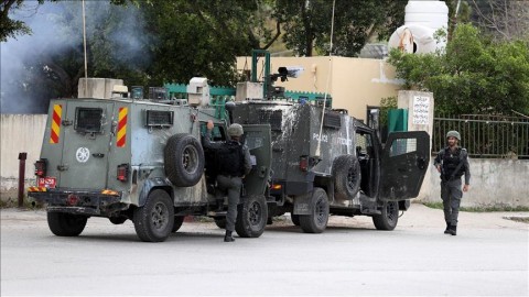 الجيش الإسرائيلي يعتدي ضربًا على 3 فلسطينيين وسط الضفة الجيش الإسرائيلي يعتدي ضربًا على 3 فلسطينيين وسط الضفة