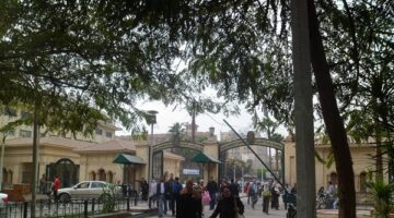 على قائمة انتظار قصر العيني.. أهالي مريضة لا تستطيع قضاء حاجتها يناشدون رئيس جامعة القاهرة بتعجيل إجرائها الجراحة