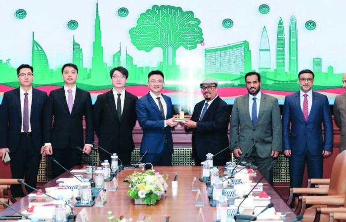 ضاحي خلفان يطلع على أفضل ممارسات شركة هواوي الصينية ضاحي خلفان يطلع على أفضل ممارسات شركة هواوي الصينية