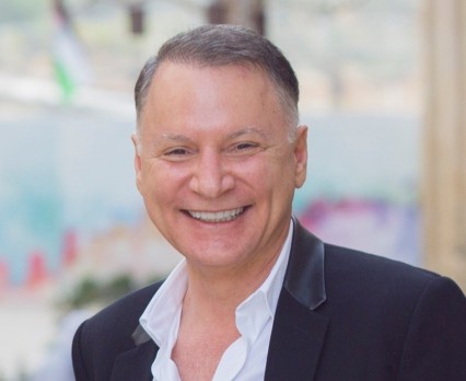 الملياردير الفلسطيني بشار المصري يستقيل من منصبه بجامعة هارفارد الأمريكية الملياردير الفلسطيني بشار المصري يستقيل من منصبه بجامعة هارفارد الأمريكية