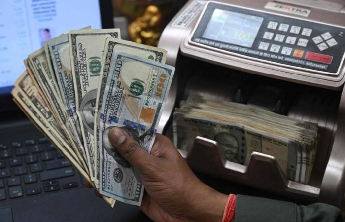 الدولار يهوي لأدنى مستوى في 10 سنوات أمام الفرنك السويسري الدولار يهوي لأدنى مستوى في 10 سنوات أمام الفرنك السويسري