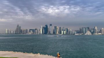 طقس معتدل ليلاً على الساحل وضباب خفيف في عرض البحر