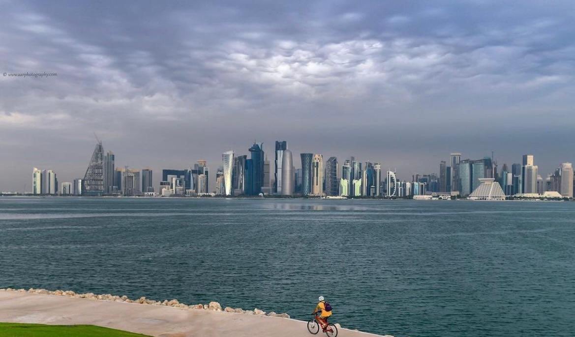 طقس معتدل ليلاً على الساحل وضباب خفيف في عرض البحر