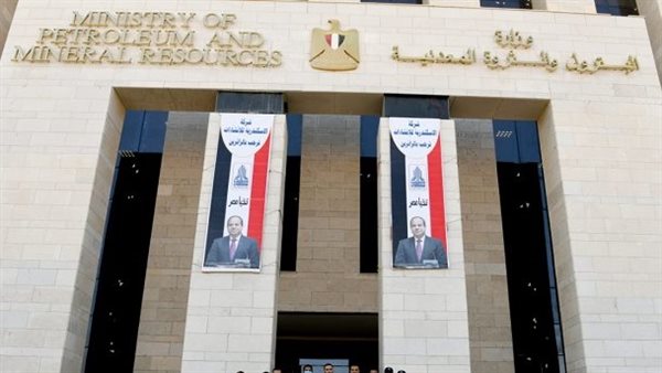 «البترول»: الدولة تتحمل 366 مليون جنيه يوميًا لدعم المنتجات البترولية «البترول»: الدولة تتحمل 366 مليون جنيه يوميًا لدعم المنتجات البترولية