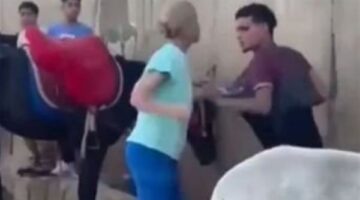 التحفظ على سائحة هولندية لتعديها على شاب بعصى خشبية بعد ضربه حمارا بالهرم| بث مباشر