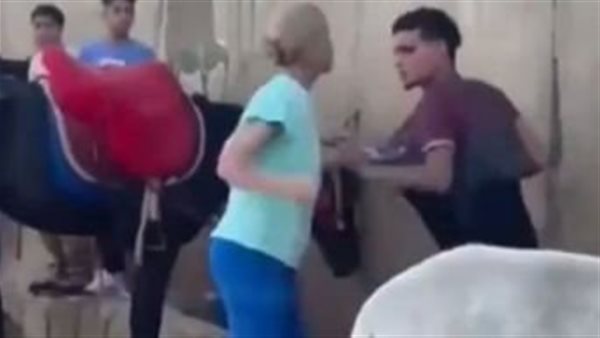 التحفظ على سائحة هولندية لتعديها على شاب بعصى خشبية بعد ضربه حمارا بالهرم| بث مباشر التحفظ على سائحة هولندية لتعديها على شاب بعصى خشبية بعد ضربه حمارا بالهرم| بث مباشر