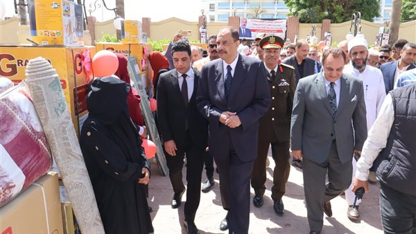 ضمن احتفالات المحافظة بعيدها القومي.. محافظ سوهاج يسلم 25 جهاز عروس للفتيات المقبلات على الزواج الأولى بالرعاية ضمن احتفالات المحافظة بعيدها القومي.. محافظ سوهاج يسلم 25 جهاز عروس للفتيات المقبلات على الزواج الأولى بالرعاية