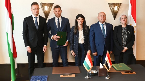 كامل الوزير يشهد توقيع مذكرة تفاهم بين وزارتي البيئة المصرية والطاقة المجرية كامل الوزير يشهد توقيع مذكرة تفاهم بين وزارتي البيئة المصرية والطاقة المجرية