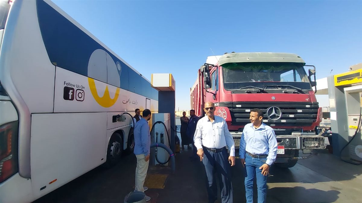 وكيل وزارة التموين بالبحر الأحمر فى محطات الوقود