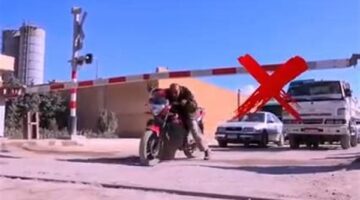 النقل تناشد المواطنين المشاركة في التوعية بضرورة الالتزام بعدم اقتحام مزلقانات السكة الحديد