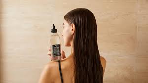 تقنية الـ Hair Glossing تكتسح إطلالات النجمات العالميات… لشعر صحي ولامع دون عناء
