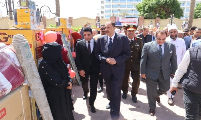 محافظ سوهاج يسلم 25 جهاز عروس للفتيات المقبلات على الزواج الأولى بالرعاية محافظ سوهاج يسلم 25 جهاز عروس للفتيات المقبلات على الزواج الأولى بالرعاية