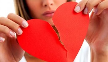 ما بين الذكرى والحنين: 4 أبراج لا تنسى حبها الأول… هل برجك منها؟