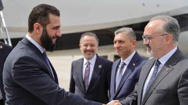 الرئيس السوري يصل إلى تركيا للمشاركة في منتدى أنطاليا الدبلوماسي الرئيس السوري يصل إلى تركيا للمشاركة في منتدى أنطاليا الدبلوماسي