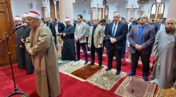 محافظ كفرالشيخ يؤدي صلاة الجمعة بمسجد الملك