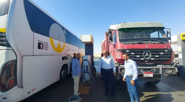 مدير تموين البحر الأحمر يتابع العمل داخل محطات الوقود بالغردقة مدير تموين البحر الأحمر يتابع العمل داخل محطات الوقود بالغردقة