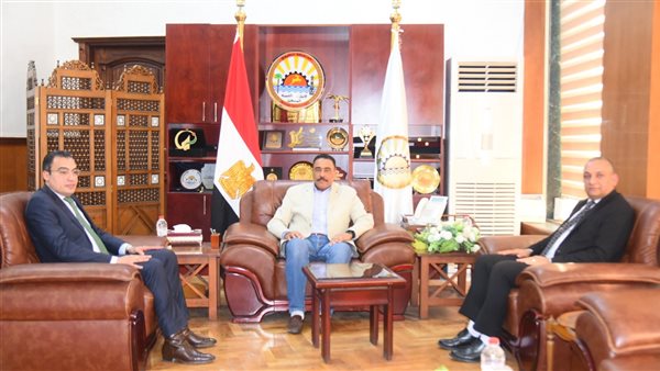 محافظ مطروح يشيد بجهود التعاون مع وزراتي التنمية المحلية والتخطيط محافظ مطروح يشيد بجهود التعاون مع وزراتي التنمية المحلية والتخطيط