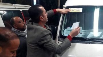 تعليق لافتات للإعلان عن التعريفة الجديدة بمواقف السيارات في المنوفية