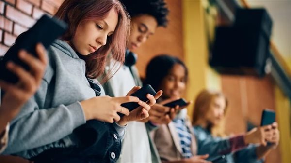فرنسا تمنع الطلاب من استخدام هواتفهم الذكية في المدارس فرنسا تمنع الطلاب من استخدام هواتفهم الذكية في المدارس
