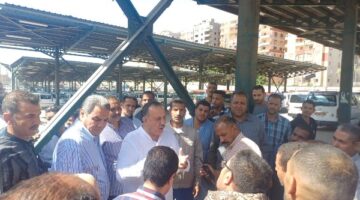 محافظ أسيوط يتفقد موقف سيارات الأزهر لمتابعة الالتزام بالتعريفة الجديدة