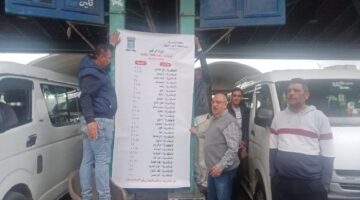 وضع بنرات إرشادية توضح خطوط السير والتعريفات الجديدة داخل المواقف في الإسكندرية