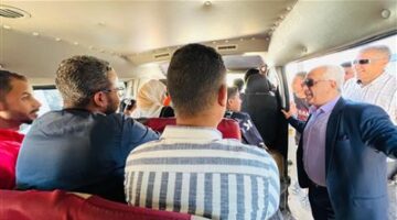 سكرتير عام قنا يتفقد مواقف السيارات ومحطات الوقود بمركز قفط لمتابعة تطبيق تعريفة الركوب الجديدة