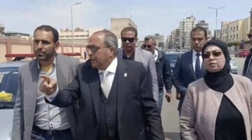لسوء مستوى النظافة.. محافظ بورسعيد يعنف مسؤولي شركة النظافة مهددا بإيقاف مستحقاتهم