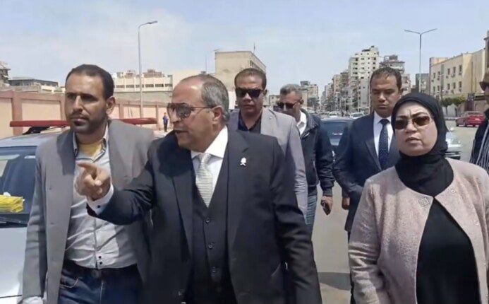 لسوء مستوى النظافة.. محافظ بورسعيد يعنف مسؤولي شركة النظافة مهددا بإيقاف مستحقاتهم لسوء مستوى النظافة.. محافظ بورسعيد يعنف مسؤولي شركة النظافة مهددا بإيقاف مستحقاتهم