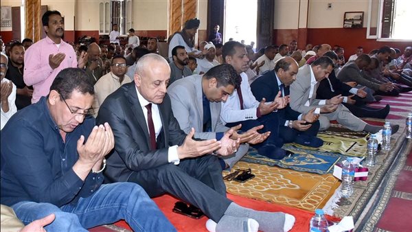 محافظ الأقصر يستمع لمطالب المواطنين عقب صلاة الجمعة بمسجد الشيخ الذهبي.. صور محافظ الأقصر يستمع لمطالب المواطنين عقب صلاة الجمعة بمسجد الشيخ الذهبي.. صور