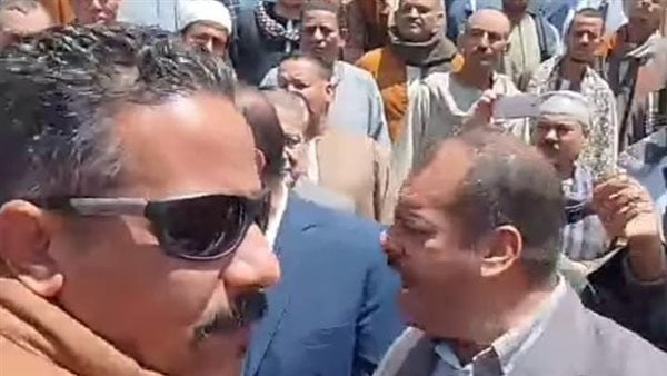 يلا يا بابا من هنا| مشادة نارية وانفلات لفظي بسوهاج.. والمحافظ يطالب بإقالة السكرتير العام بعد تجاوزه يلا يا بابا من هنا| مشادة نارية وانفلات لفظي بسوهاج.. والمحافظ يطالب بإقالة السكرتير العام بعد تجاوزه