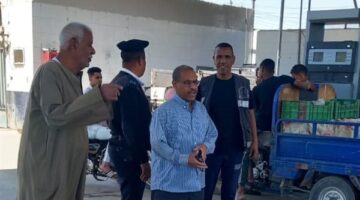 رئيس مدينة الطود بالأقصر يتفقد المواقف لمتابعة التزام السائقين بالتعريفة الجديدة